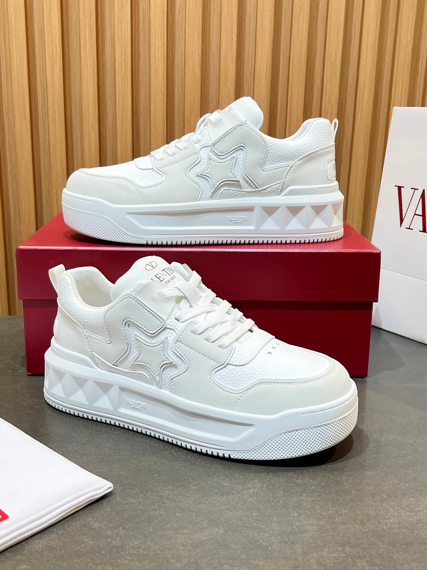 👟👟Ex-factory price 660👟👟 𝑽𝒂𝒍𝒆𝒏𝒕𝒊𝒏𝒐Valentino 𝑶𝒏𝒆𝑺𝒕𝒖𝒅 Couple casual sports shoes series Valentino 2024 new couple sports shoes are on sale. The original ZP was purchased and dismantled. Repeated pattern making and modification. I tried my best to restore it one to one! Top luxury masterpiece Signature five-pointed star design Soft and comfortable genuine leather with contrasting colors brings excellent and elegant texture and excellent on-foot comfort Top purchasing version upper: imported calfskin surface/original oil edge craftsmanship Outsole: original development 𝐓𝐏𝐔 two-color combination outsole Packaging: original configuration complete package Code number: 34-𝟒𝟓